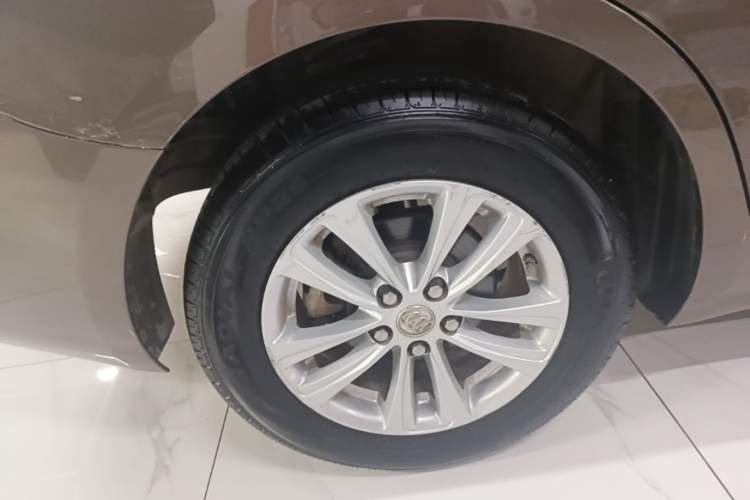 Used Buick GT 2017 15N Automatic Entry-Level Trim Right Rear Wheel Hub