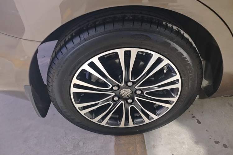 Used Buick GT 2017 15N Automatic Deluxe Edition Right Rear Wheel Hub