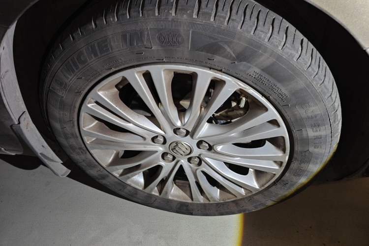 Used Buick GT 2017 15N Automatic Elite Version Right Front Wheel Hub