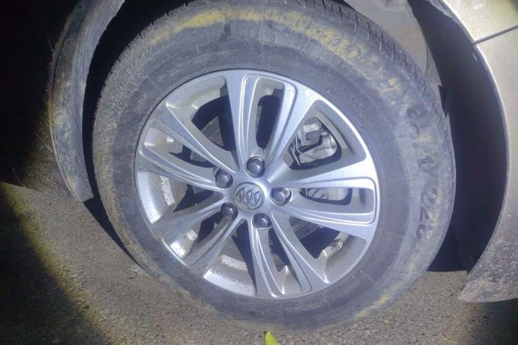 Used Buick GT 2017 15N Automatic Entry-Level Trim Right Front Wheel Hub