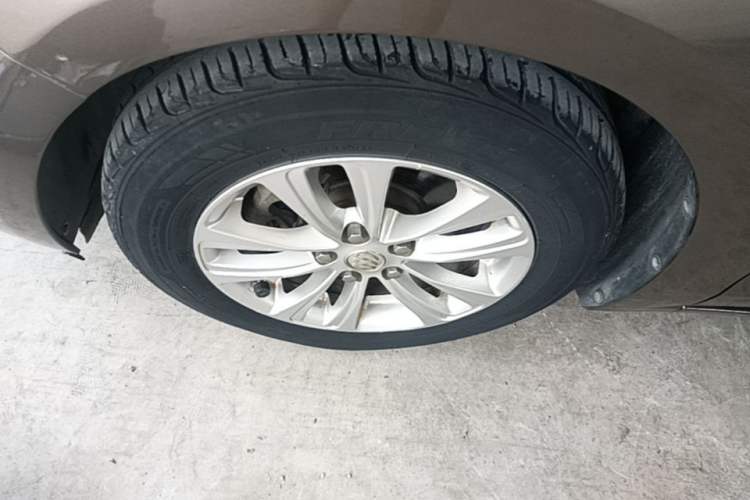Used Buick GT 2017 15N Automatic Entry-Level Trim Left Front Wheel Hub