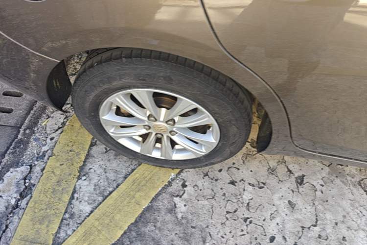 Used Buick GT 2017 15N Automatic Entry-Level Trim Right Rear Wheel Hub