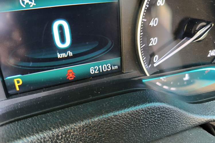 Used Buick GT 2017 15N Automatic Elite Version Odometer Close Up