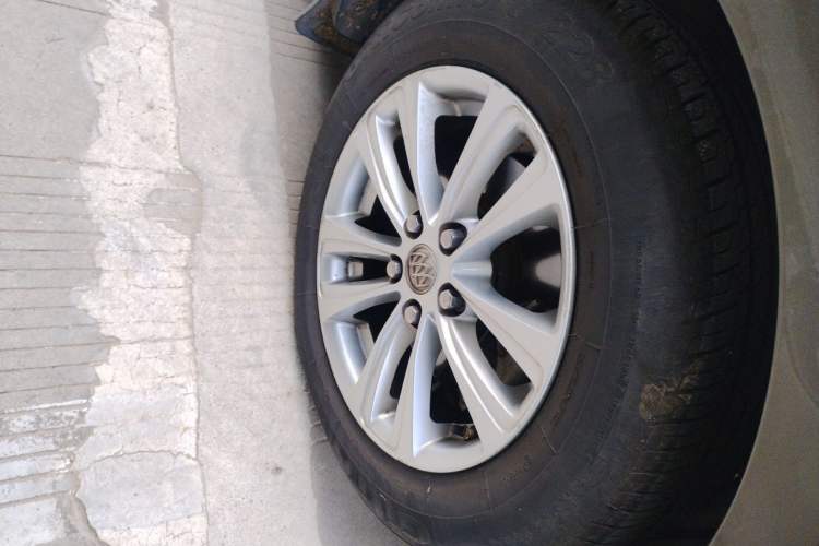 Used Buick GT 2017 15N Automatic Entry-Level Trim Right Front Wheel Hub