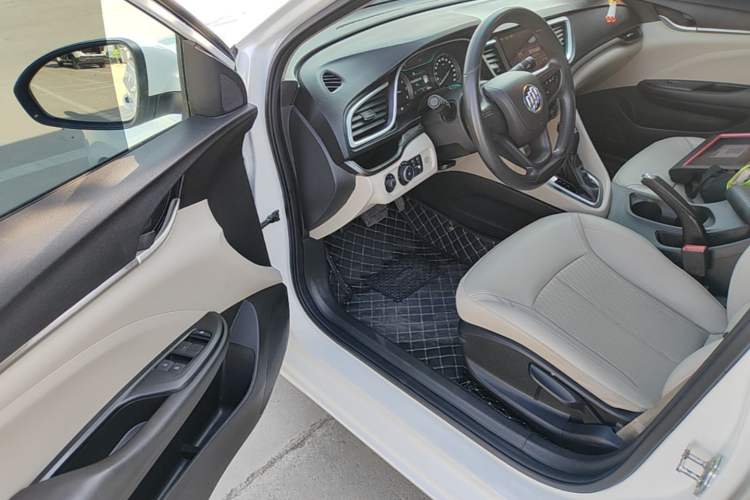 Used Buick GT 2017 15N Automatic Elite Version Driver Seat