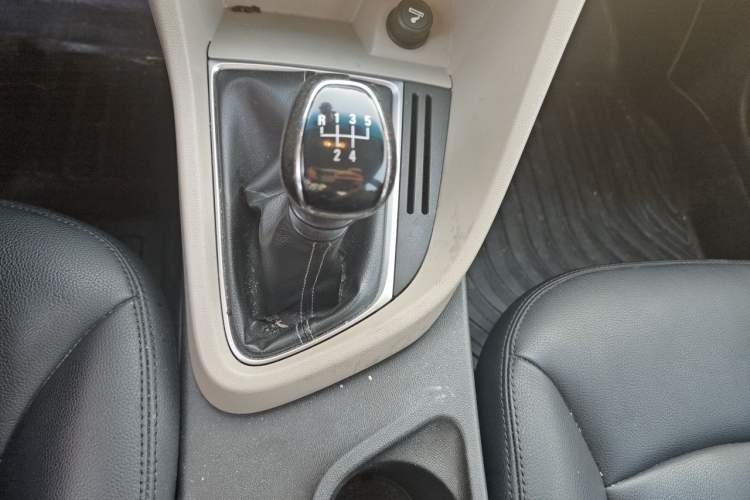 Used Buick GT 2017 15N Manual Entry-Level Trim Gear Lever