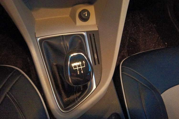 Used Buick GT 2017 15N Manual Entry-Level Trim Gear Lever