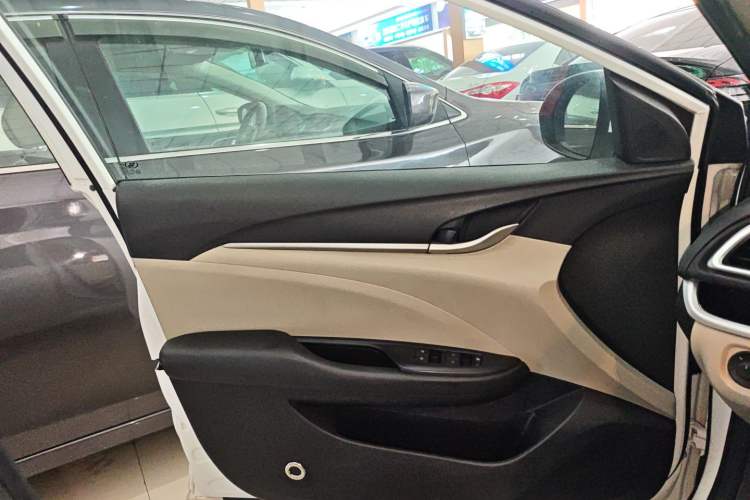 Used Buick GT 2017 15N Automatic Elite Version Interior 7