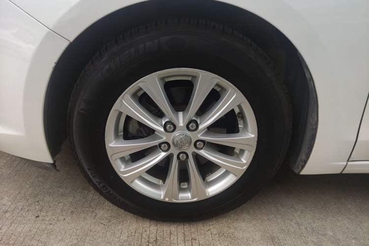 Used Buick GT 2017 15N Automatic Entry-Level Trim Left Front Wheel Hub
