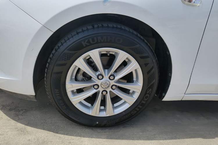 Used Buick GT 2017 15N Manual Entry-Level Trim Left Front Wheel Hub