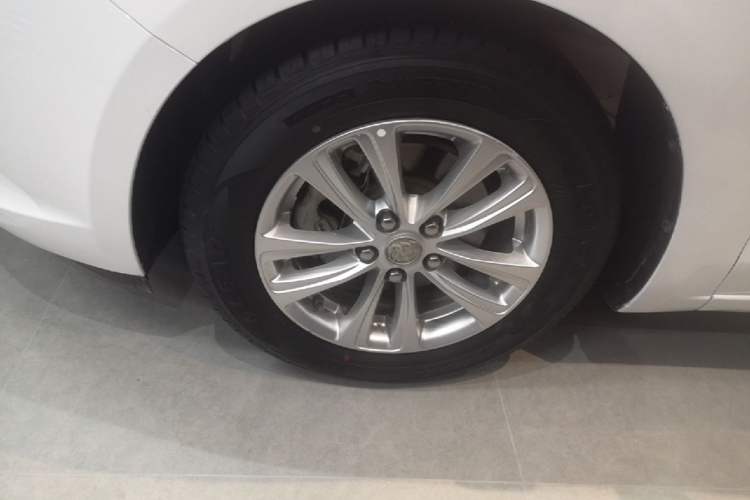 Used Buick GT 2017 15N Automatic Entry-Level Trim Left Front Wheel Hub