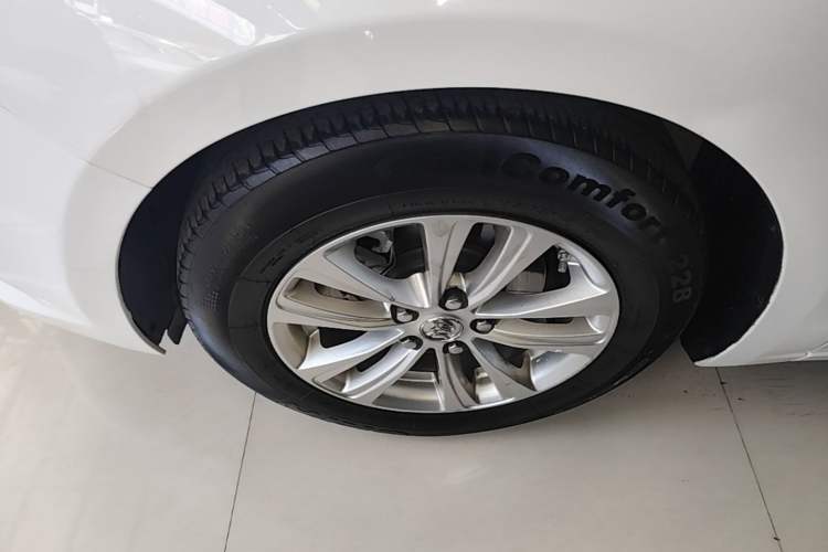 Used Buick GT 2017 15N Automatic Entry-Level Trim Left Front Wheel Hub