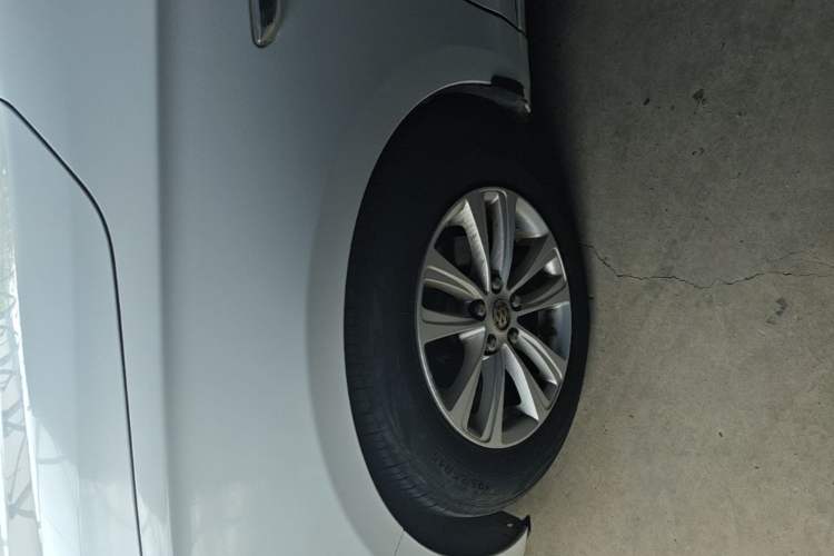 Used Buick GT 2017 15N Automatic Entry-Level Trim Left Front Wheel Hub