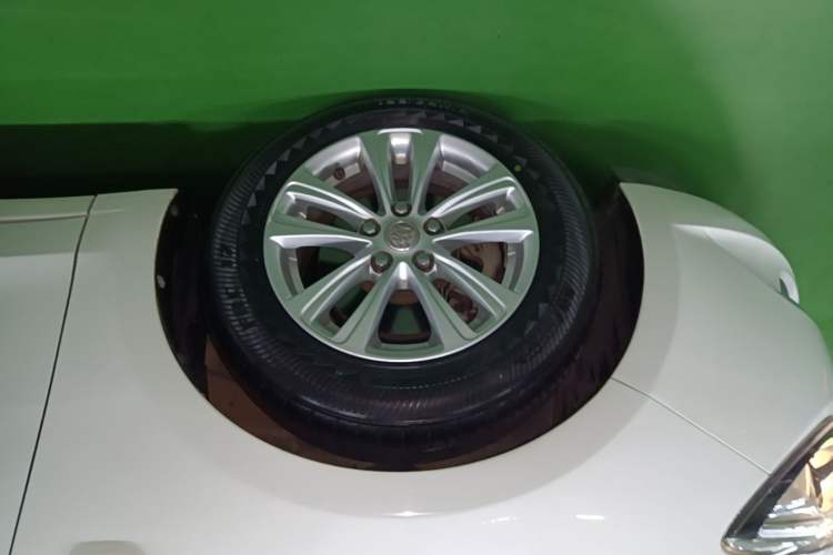 Used Buick GT 2017 15N Automatic Entry-Level Trim Left Front Wheel Hub