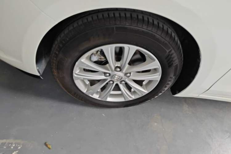 Used Buick GT 2017 15N Automatic Entry-Level Trim Left Front Wheel Hub