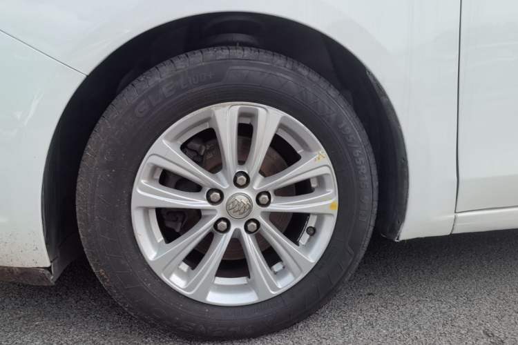 Used Buick GT 2017 15N Automatic Entry-Level Trim Left Front Wheel Hub