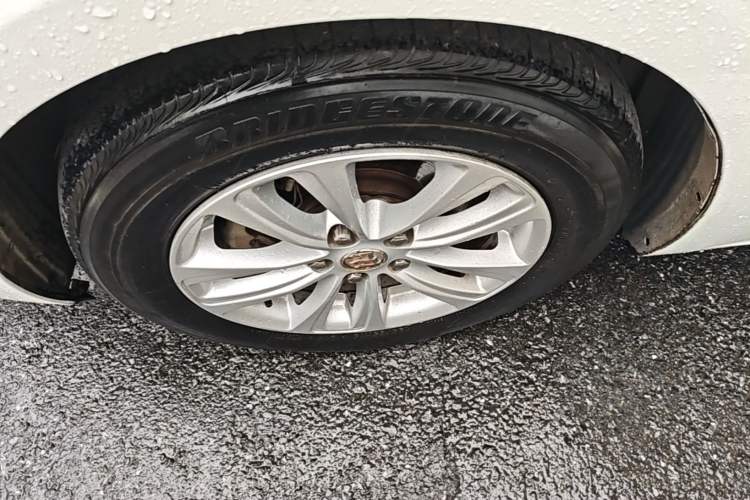 Used Buick GT 2017 15N Automatic Entry-Level Trim Left Front Wheel Hub