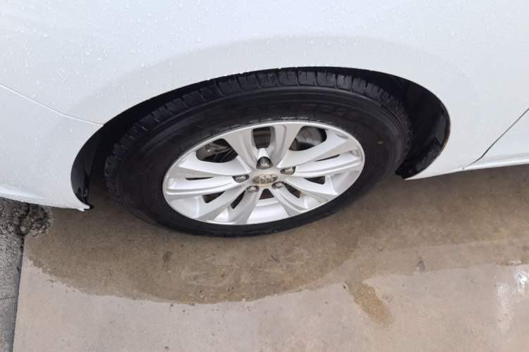 Used Buick GT 2017 15N Automatic Entry-Level Trim Left Front Wheel Hub