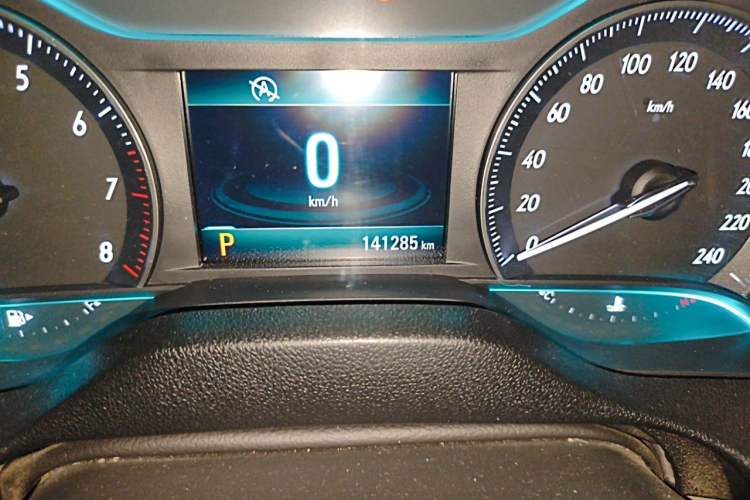 Used Buick GT 2017 15N Automatic Elite Version Odometer Close Up