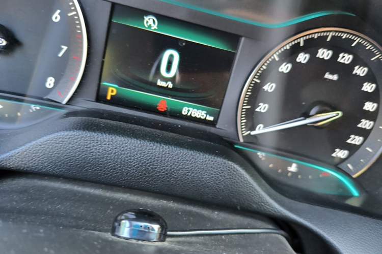 Used Buick GT 2017 15N Automatic Elite Version Odometer Close Up