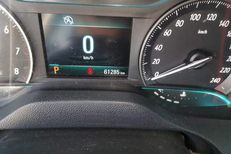 Used Buick GT 2017 15N Automatic Elite Version Odometer Close Up