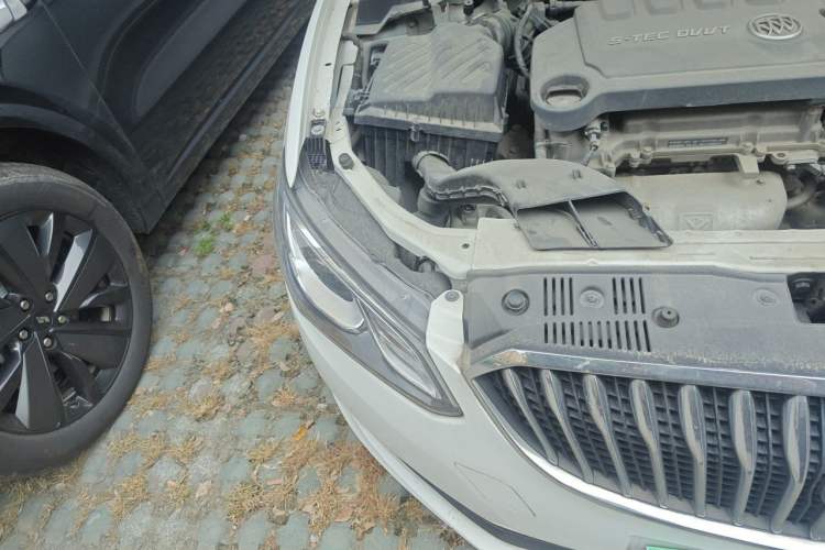 Used Buick GT 2017 15N Automatic Entry-Level Trim Right Front Headlight