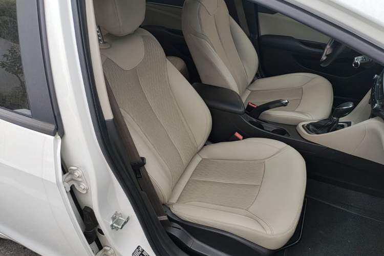 Used Buick GT 2017 15N Automatic Elite Version Right Front Seat