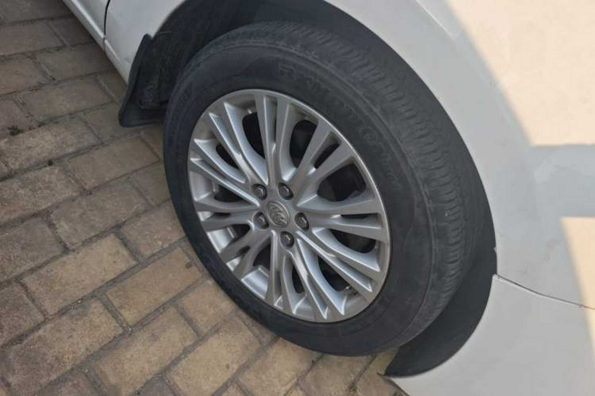 Used Buick GT 2017 15N Automatic Elite Version Right Front Wheel Hub