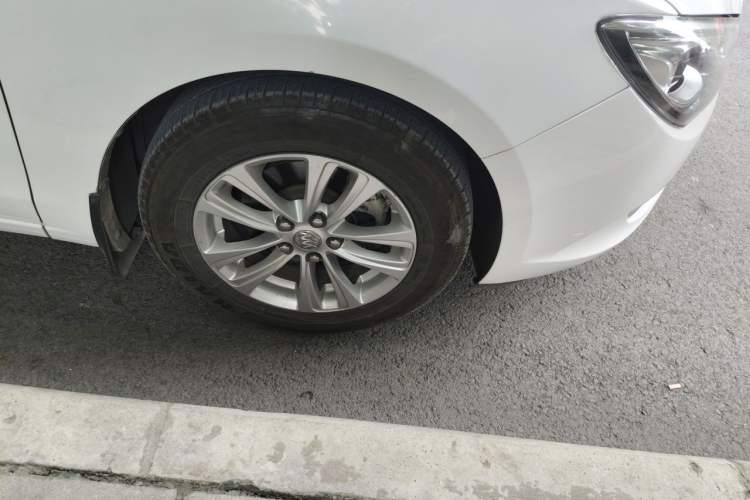 Used Buick GT 2017 15N Automatic Entry-Level Trim Right Front Wheel Hub