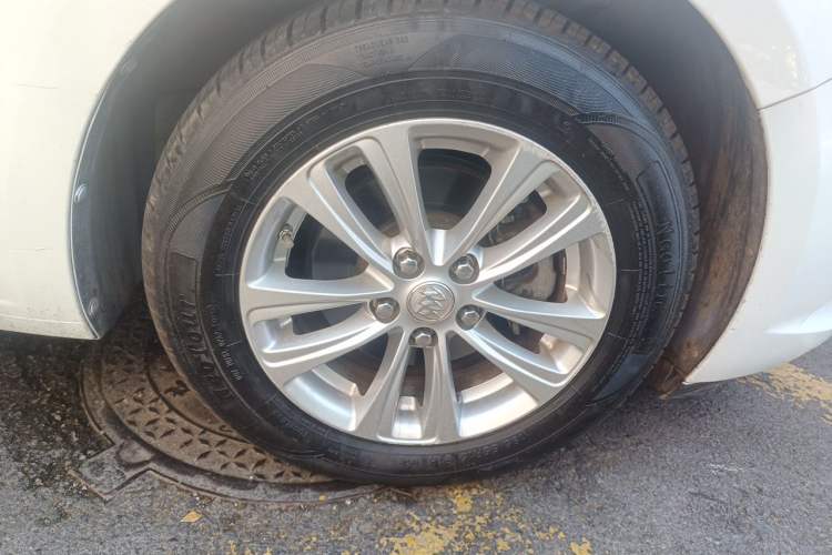 Used Buick GT 2017 15N Automatic Entry-Level Trim Right Front Wheel Hub