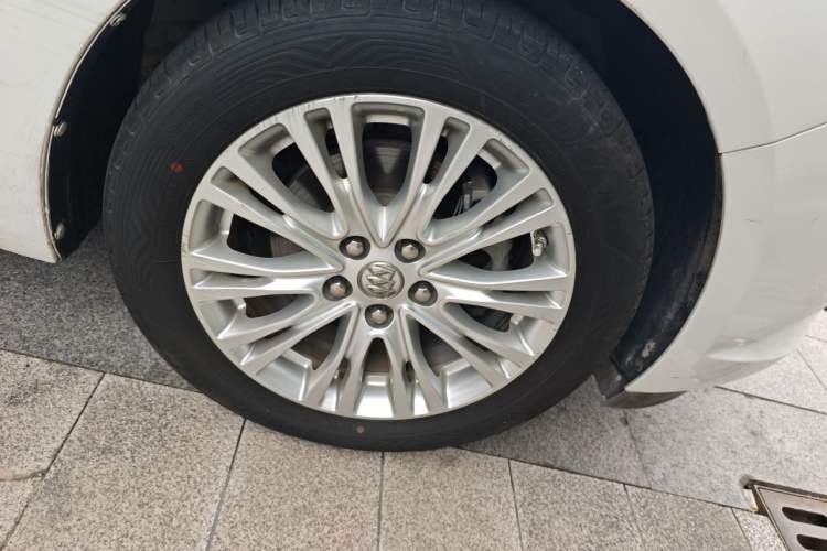 Used Buick GT 2017 15N Automatic Elite Version Right Front Wheel Hub