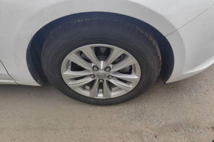 Used Buick GT 2017 15N Automatic Entry-Level Trim Right Front Wheel Hub