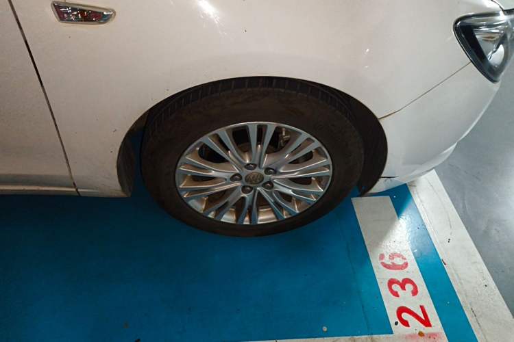 Used Buick GT 2017 15N Automatic Elite Version Right Front Wheel Hub