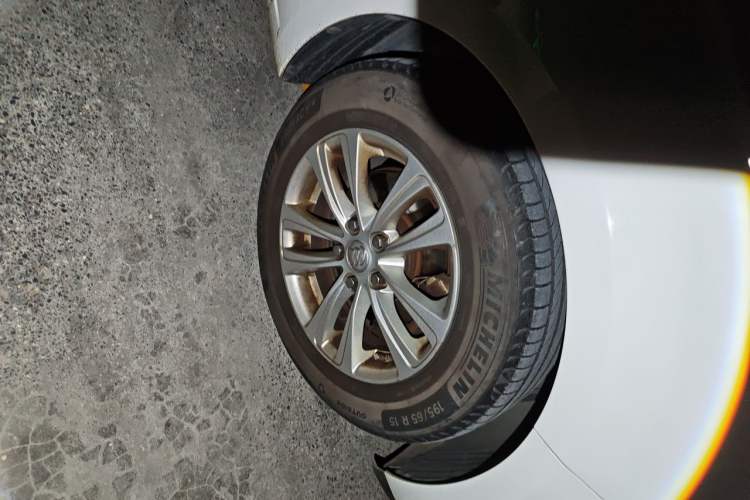 Used Buick GT 2017 15N Automatic Entry-Level Trim Right Front Wheel Hub