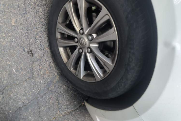 Used Buick GT 2017 15N Automatic Entry-Level Trim Right Front Wheel Hub