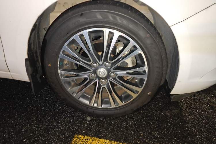Used Buick GT 2017 15N Automatic Deluxe Edition Right Front Wheel Hub