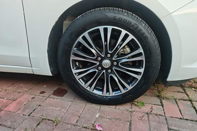 Used Buick GT 2017 15N Automatic Deluxe Edition Right Front Wheel Hub