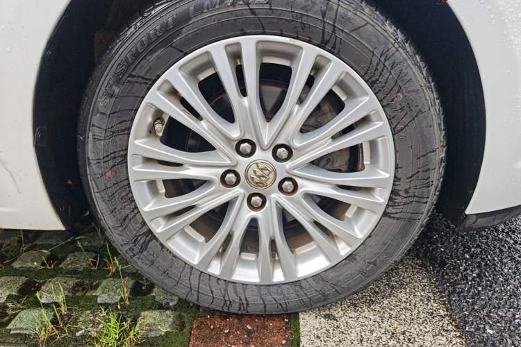 Used Buick GT 2017 15N Automatic Elite Version Right Front Wheel Hub