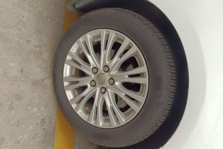 Used Buick GT 2017 15N Automatic Elite Version Right Front Wheel Hub