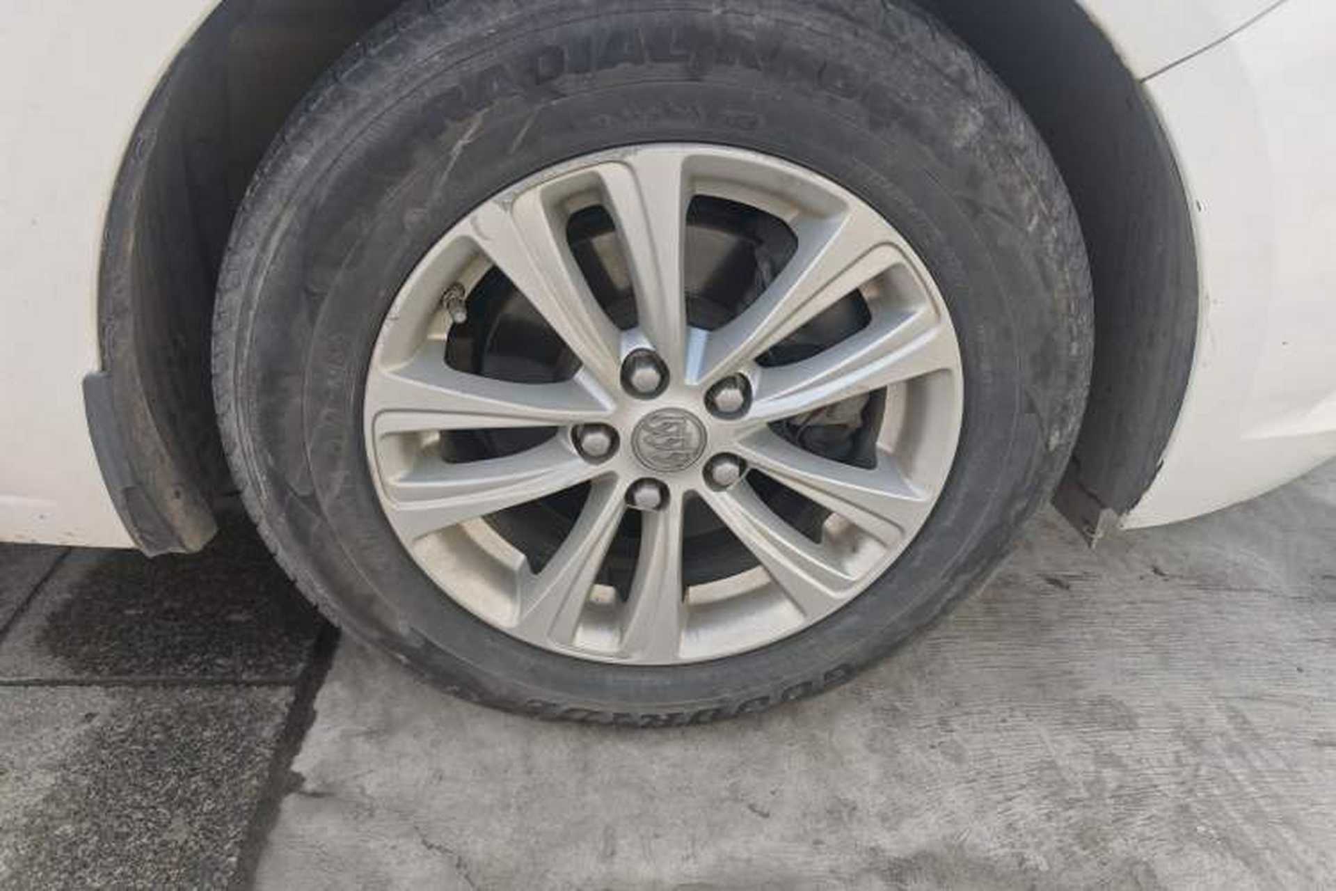 Used Buick GT 2017 15N Automatic Entry-Level Trim Right Front Wheel Hub