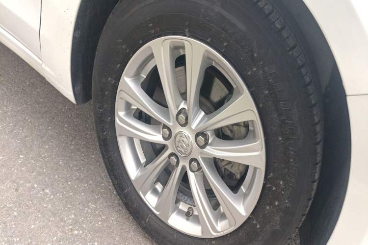 Used Buick GT 2017 15N Automatic Entry-Level Trim Right Front Wheel Hub