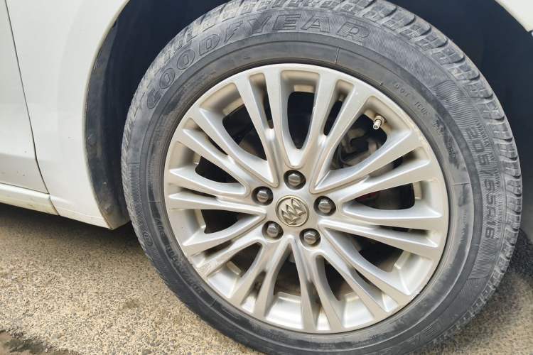 Used Buick GT 2017 15N Automatic Elite Version Right Front Wheel Hub