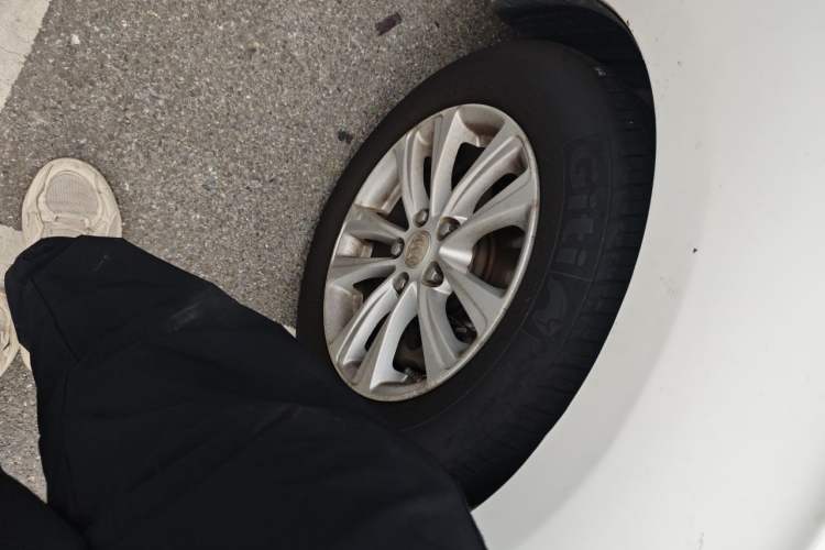 Used Buick GT 2017 15N Automatic Entry-Level Trim Right Front Wheel Hub