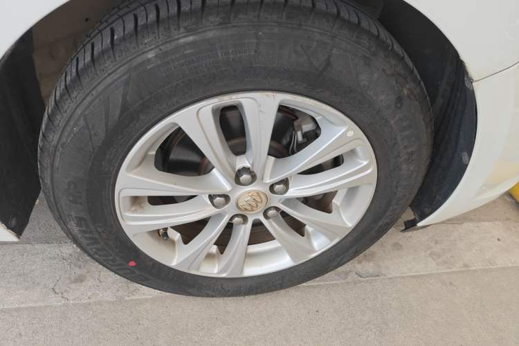Used Buick GT 2017 15N Automatic Entry-Level Trim Right Front Wheel Hub