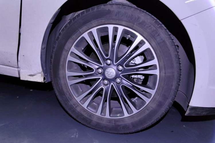 Used Buick GT 2017 15N Automatic Deluxe Edition Right Front Wheel Hub