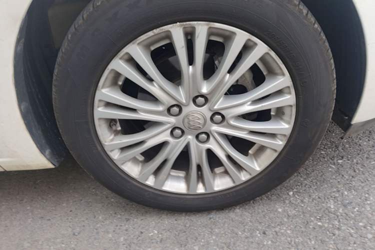 Used Buick GT 2017 15N Manual Elite Version Right Front Wheel Hub