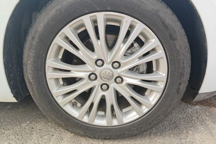 Used Buick GT 2017 15N Automatic Elite Version Right Front Wheel Hub