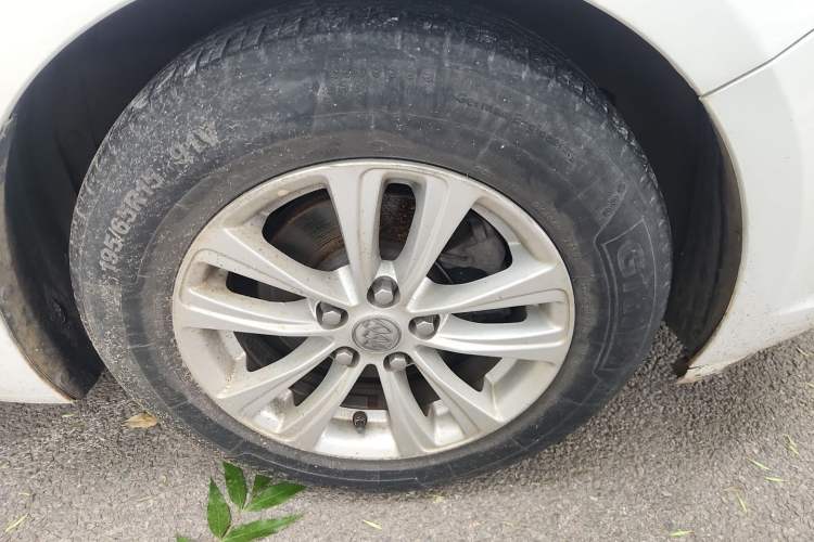 Used Buick GT 2017 15N Automatic Entry-Level Trim Right Front Wheel Hub