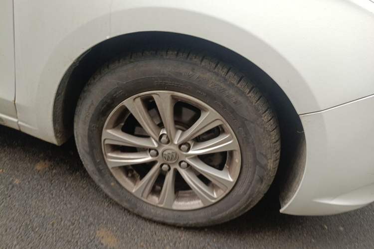 Used Buick GT 2017 15N Automatic Entry-Level Trim Right Front Wheel Hub