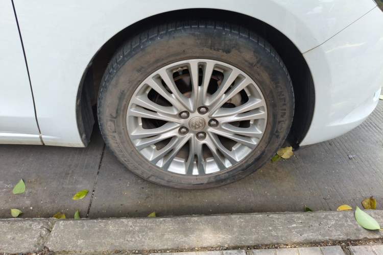 Used Buick GT 2017 15N Automatic Elite Version Right Front Wheel Hub